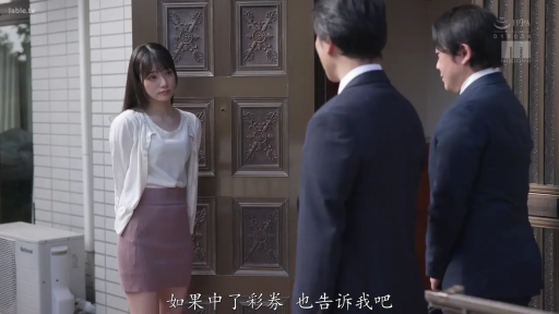 站立 · 中景 · 紫色短裙 · 平淡 · 剧情截图 · 木质大门 · 住宅大门口 · 交谈拜访