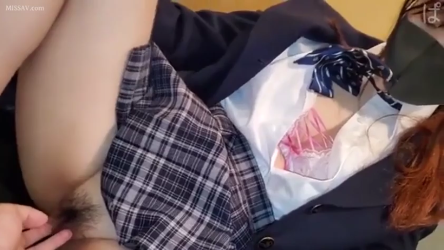 室内 · 私处特写 · 指交 · JK制服 · 阴毛 · 开腿 · 戴口罩