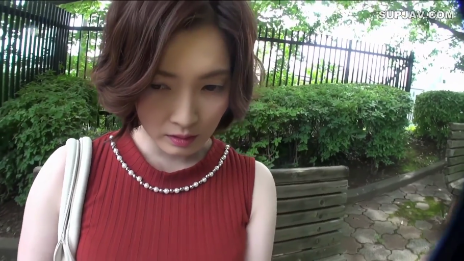 坐姿 · 沉思 · 忧郁 · 特写 · 熟女 · 公园 · 白色手提包 · 红色无袖上衣