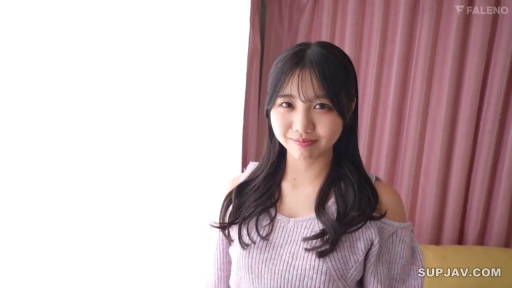 脸部特写 · 温柔 · 室内卧室 · 光线明亮 · 淡紫色露肩毛衣