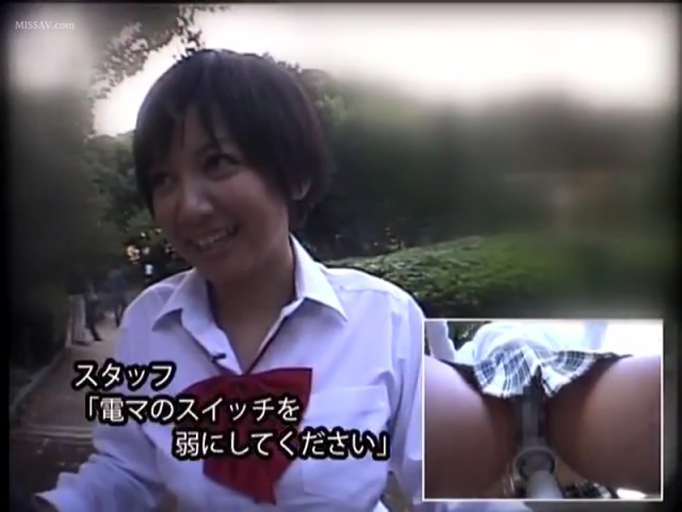 交谈 · 红色领结 · 公园 · 电动按摩棒 · 裙底局部特写 · 自慰 · 画中画显示私处按摩细节