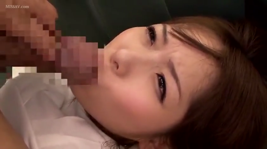 微蹙眉头 · 卧室 · 面部特写 · 白色上衣 · 口交