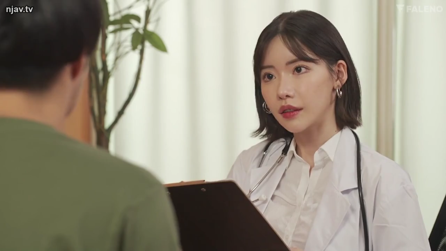 坐姿 · 白大褂 · 半身 · 认真 · 听诊器 · 问诊 · 诊所 · 女医生