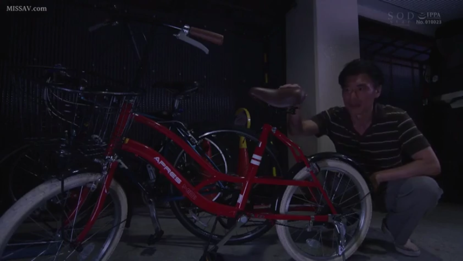 若有所思 · 光线昏暗 · 自行车 · 地下车库 · 深色条纹T恤 · 自行车局部
