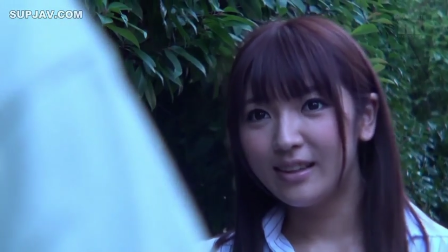 脸部特写 · 站姿 · 微笑 · 条纹衬衫 · 注视 · 户外 · 长发