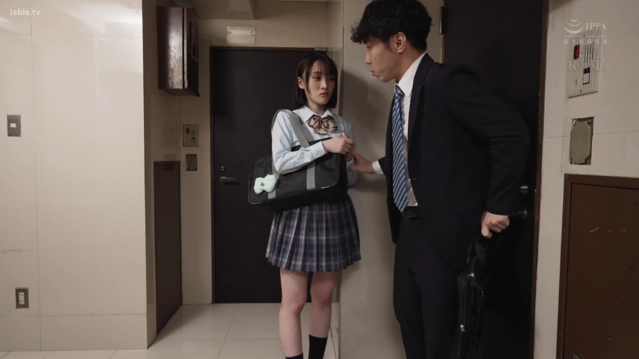 挂饰 · 深色过膝袜 · 室内走廊 · 两人对视角度 · 上班族目光紧盯着女生