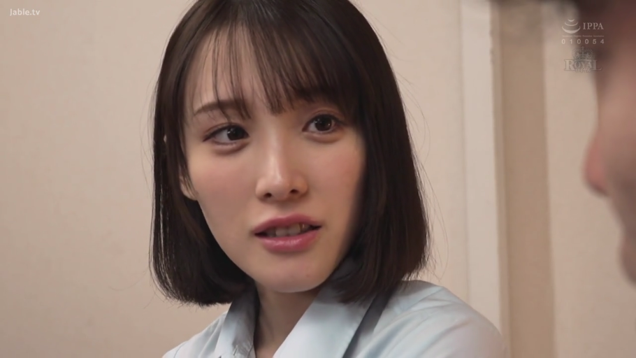 室内 · 面部特写 · 浅色衬衫