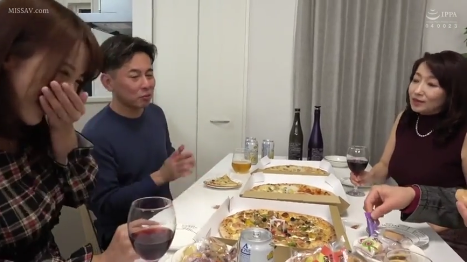 家庭餐桌 · 谈笑风生 · 红酒 · 酒红色无袖连衣裙 · 餐桌摆设 · 桌上有酒瓶和多个披萨盒