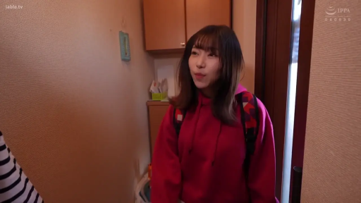 交谈 · 站立 · 自然 · 半身 · 玄关 · 双肩包 · 红色连帽衫