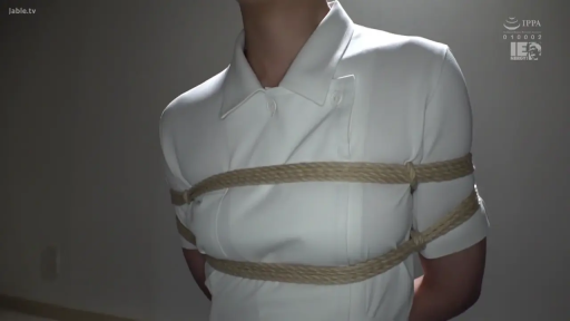 室内 · 白色制服 · 上半身特写 · 麻绳 · 捆绑痕迹