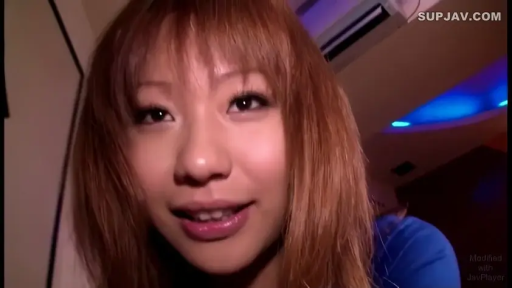 室内 · 脸部特写 · 愉悦 · 微笑 · 空调 · 蓝色上衣 · 正对镜头