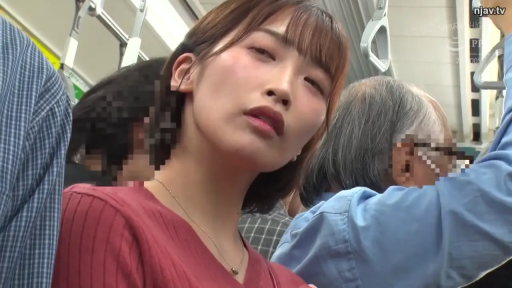 脸部特写 · 地铁 · 不知所措 · 红色针织上衣 · 周围环境嘈杂