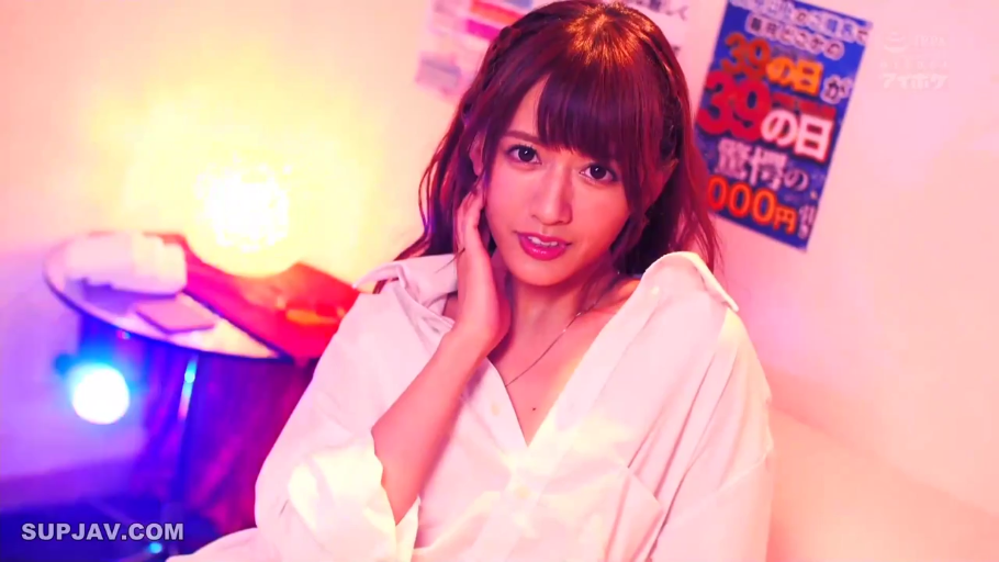 寝室 · 含情脉脉 · デスクライト · 锁骨特写 · 暖色灯光 · 白色宽大衬衫