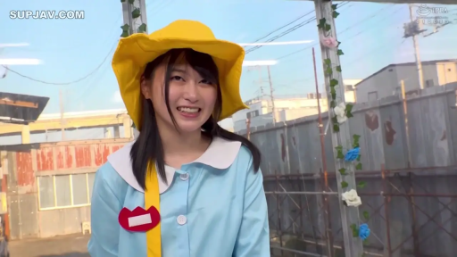 上半身特写 · 可爱表情 · 空地 · 自然光 · 幼稚园制服 · 黄色遮阳帽