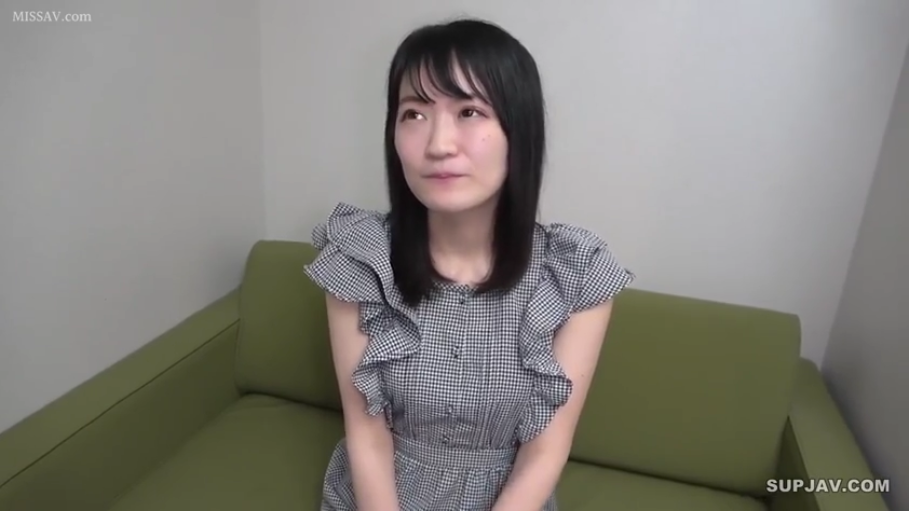 室内 · 坐姿 · 羞涩 · 半身特写 · 绿色沙发 · 倾听 · 格纹连衣裙 · 采访风格