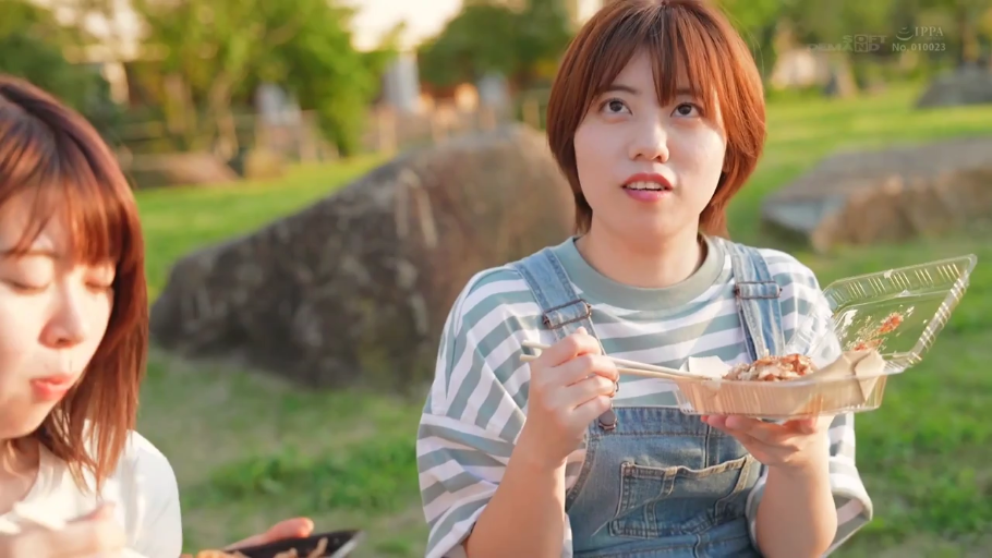 坐姿 · 呆滞 · 上半身 · 进食 · 午后 · 条纹短袖 · 餐盒 · 户外公园