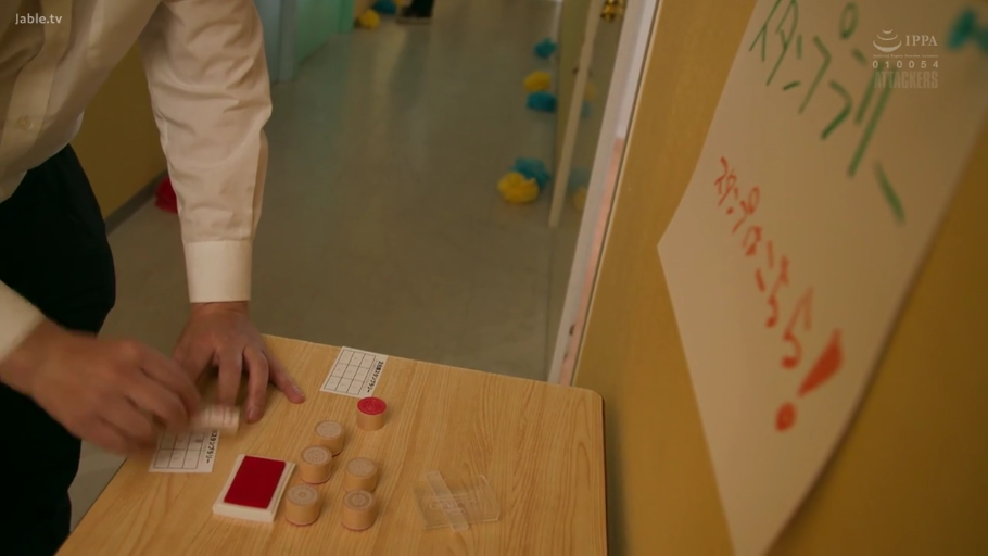 白衬衫 · 室内走廊 · 手部特写 · 印章 · 盖章 · 俯身站立