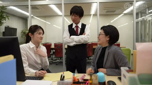微笑 · 办公室 · 办公电脑 · 黑色马甲 · 中景镜头