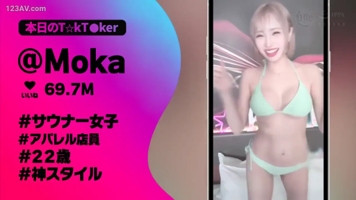 室内 · 手机 · 比基尼胸部特写 · 活泼 · 浅绿色比基尼 · 视频带有标签UI