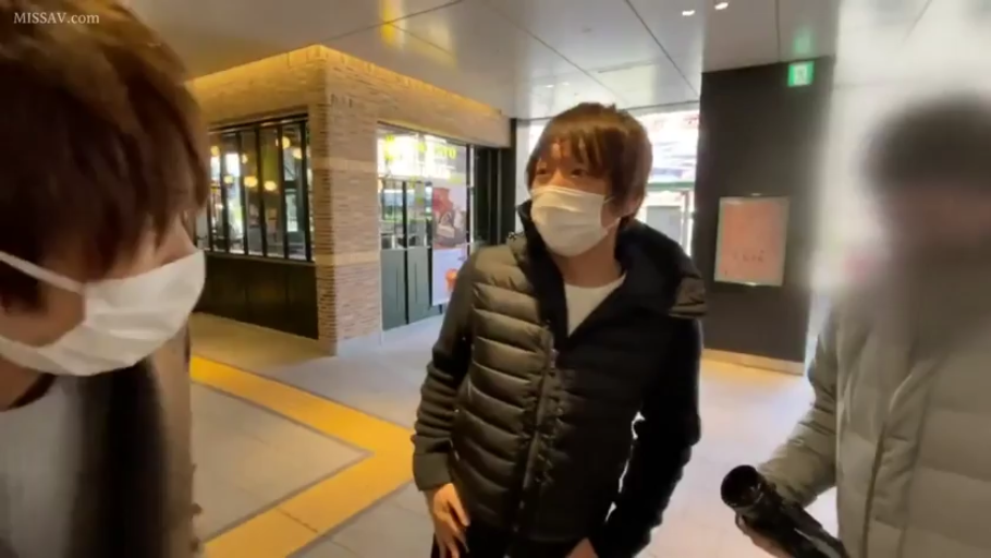 平静 · 摄影器材 · 白色口罩 · 室内通道 · 人物半身特写