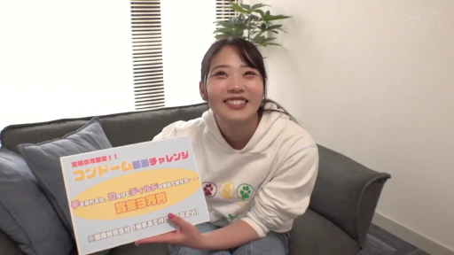 开朗 · リビング · 顔のクローズアップ · 白色卫衣 · 写字板 · 背景有百叶窗