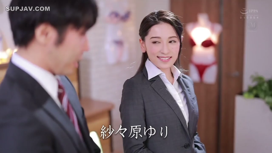 服装店 · 含情脉脉 · 深灰色西装外套 · 展示架 · 女性面部特写 · 背景有内衣展示架