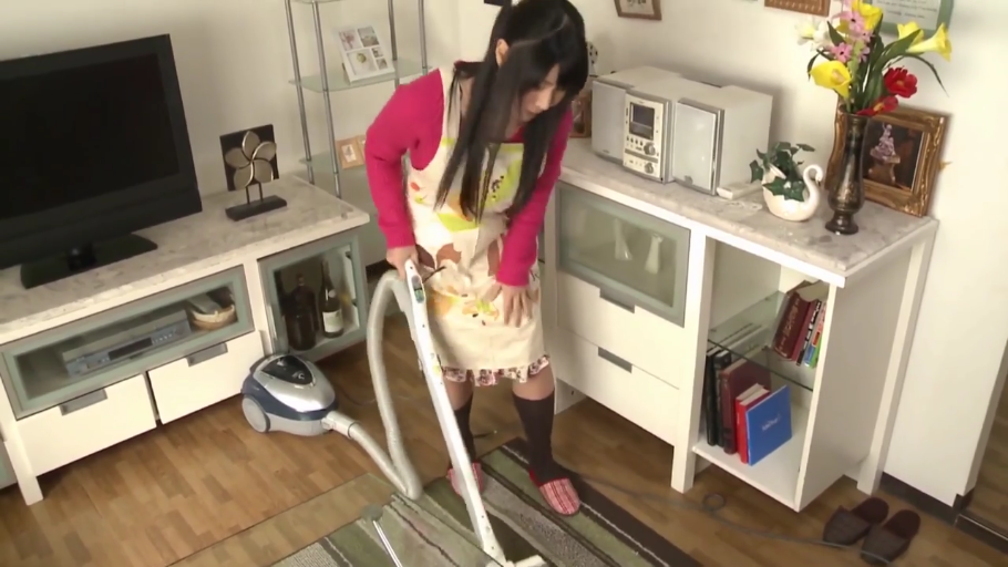 全身 · 弯腰 · 自然 · 客厅 · 居家 · 围裙 · 吸尘 · 吸尘器