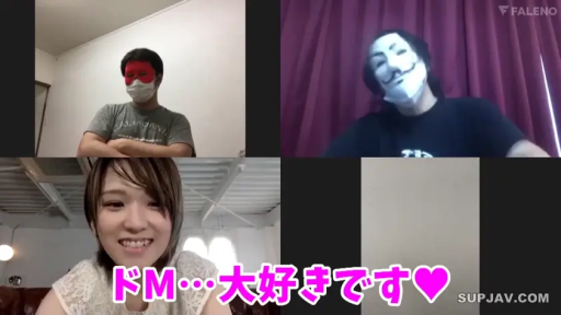 室内 · 坐姿 · 脸部 · 微笑 · 多人 · 休闲服 · 面具 · 视频通话