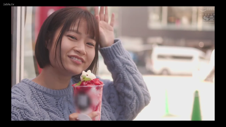 微笑 · 中近景 · 短发 · 户外街头 · 蓝色毛衣 · 手扶头 · 持物拍照 · 草莓冰饮