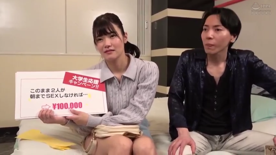 ホテルルーム · 任务卡片文字特写 · 女性表情困惑 · 女性穿浅蓝色针织上衣 · 任务告示牌 · 告示牌上写着大学生应援活动，通宵性行为挑战