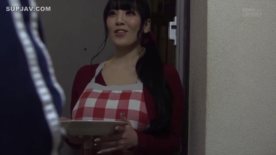 室内 · 交谈 · 站立 · 巨乳 · 微笑 · 半身 · 餐盘 · 红色格纹围裙