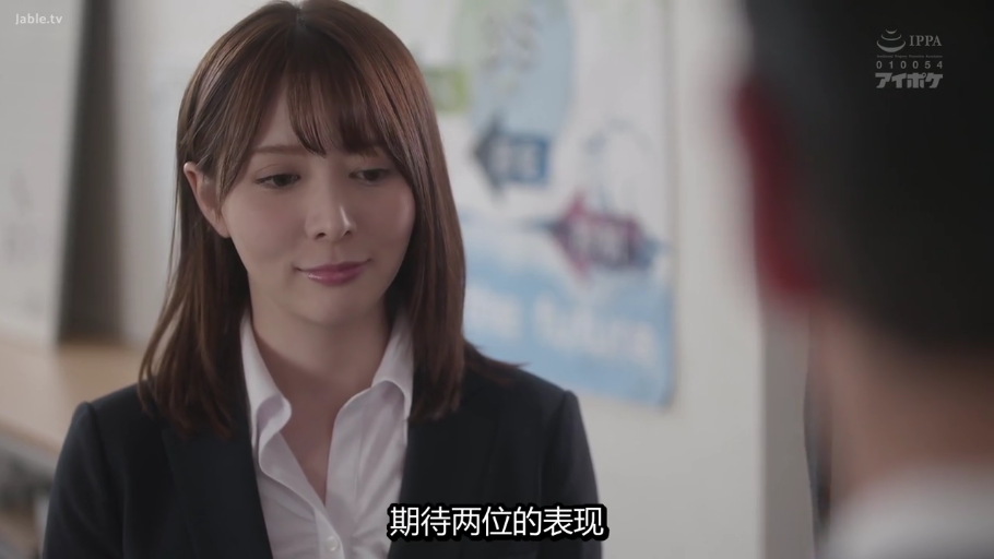 办公室 · 微笑 · 黑色西装外套 · 面部特写