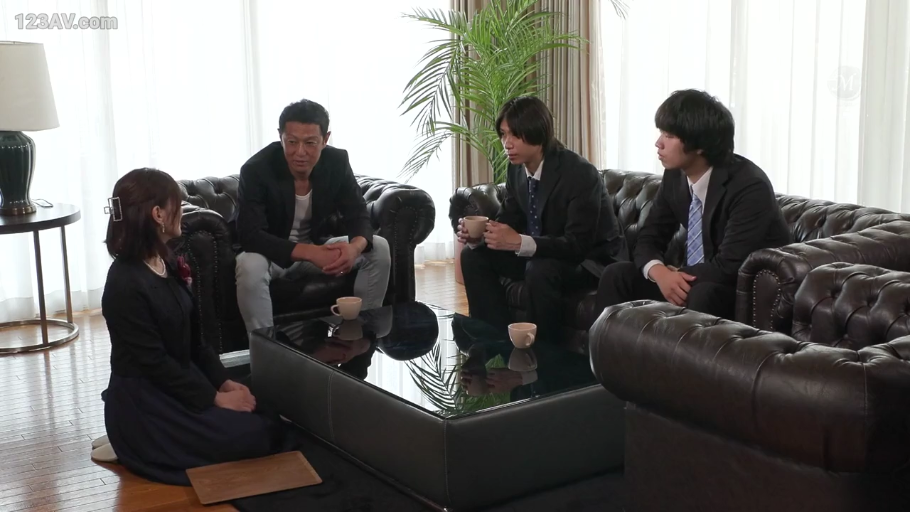 平静 · 豪宅 · 托盘 · 环境整洁 · 男子均穿正式西装