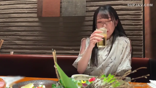 面部特写 · 酒杯 · 餐厅 · 神情放松 · 浅色印花短袖上衣 · 桌上有酒菜
