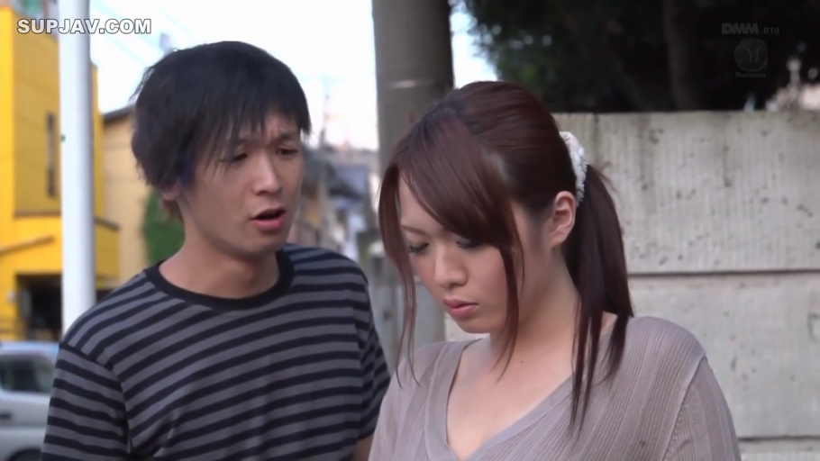 委屈 · 站立 · 半身 · 对话 · 针织衫 · 街道 · 日本