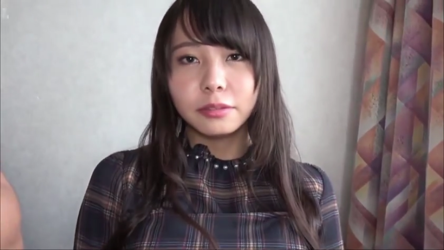 室内 · 注视 · 面部特写 · 深色格子领口镶珠上衣