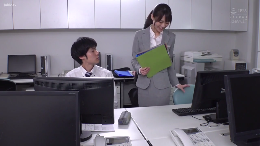 微笑 · 办公室 · 男士白衬衫领带 · 文件夹