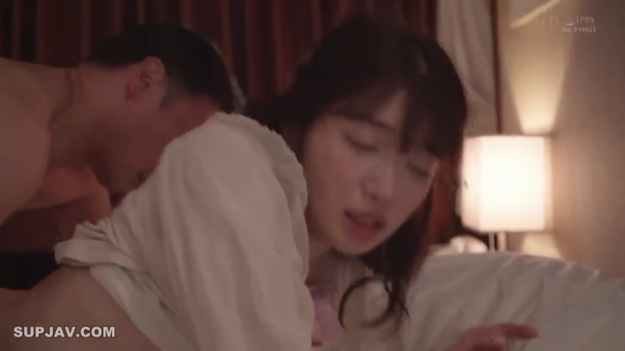 卧室 · 沉醉 · 后入式 · 昏暗灯光 · 白色睡衣 · 女优面部特写