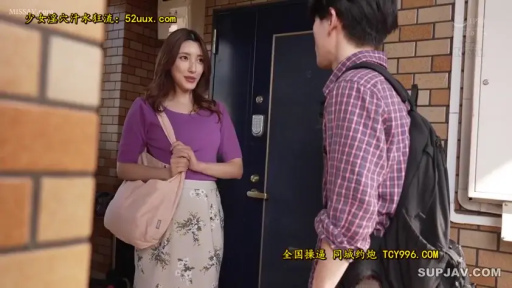 紫色短袖上衣 · 包包 · 公寓门口走廊 · 两人交谈侧面视角 · 女性微笑着交谈 · 视频中有水印