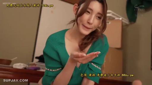 上半身特写 · 室内卧室 · 绿色针织衫 · 期待的眼神