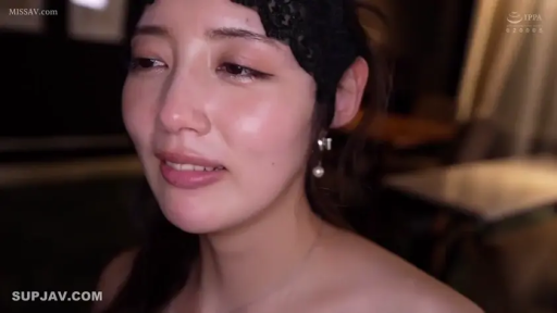 室内 · 欲哭 · 眼部特写 · 光线昏暗 · 露肩装 · 黑色蕾丝发带