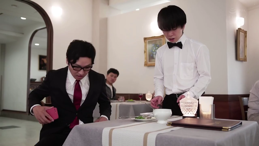 坐姿 · 专注 · 中景 · 剧情 · 手机 · 餐厅 · 西装 · 拿手机