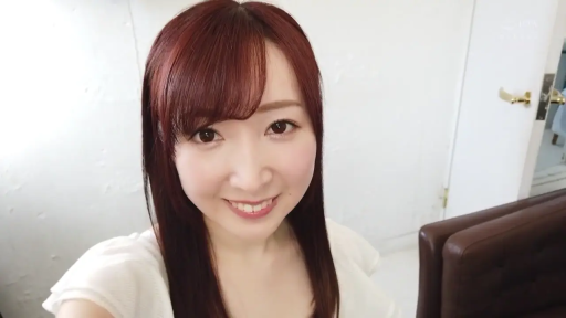 室内 · 脸部特写 · 温柔 · 白色上衣 · 光线明亮