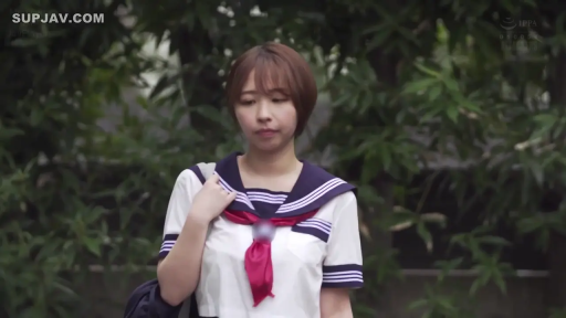 水手服 · 树林旁 · 面无表情 · 人物半身特写