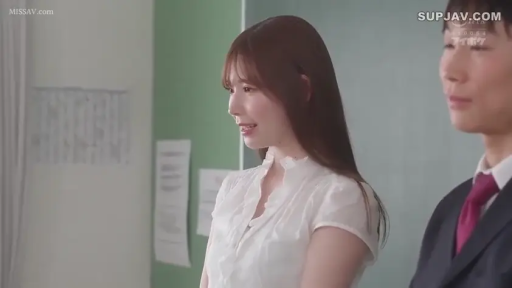 教室 · 半身 · 衬衫 · 侧立