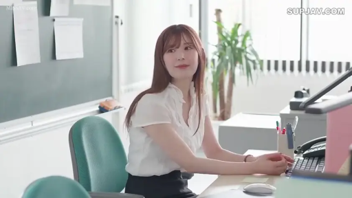 坐姿 · 办公室 · 办公桌 · 微笑 · 半身 · 职业装 · 长发 · 工作中