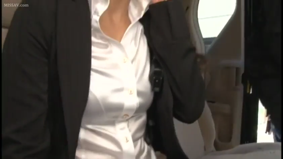 自然表情 · 汽车内部 · 白色丝绸质感衬衫 · 上半身躯干特写