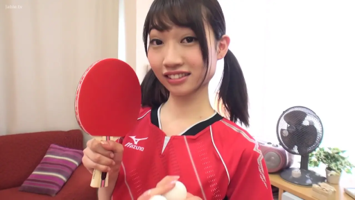 手部特写 · 注视镜头 · 室内客厅 · 乒乓球 · 红色美津浓运动衫