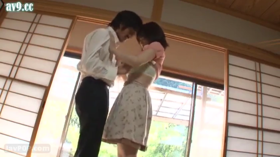 障子门 · 和室 · 中景 · 便装 · 渴望 · 掀起上衣 · 对立站姿