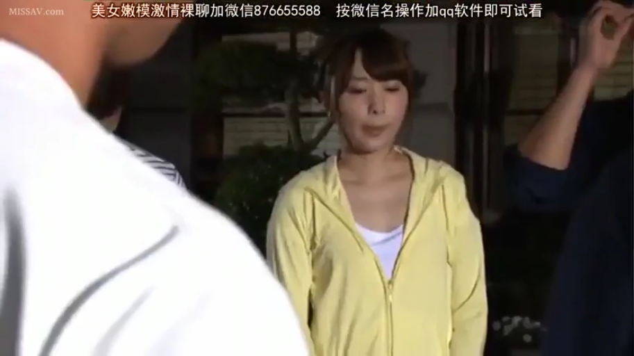 站立 · 中景 · 尴尬 · 室外街道 · 黄色连帽衫 · 被搭讪 · 街头系列